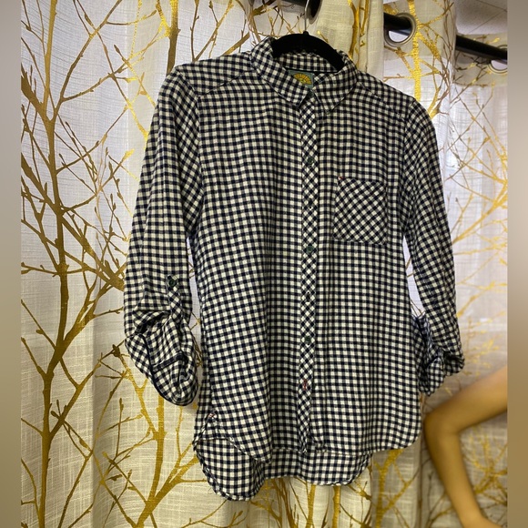 C&C California. Soft cotton button down top cute green buttons, red stiching. - Picture 1 of 7